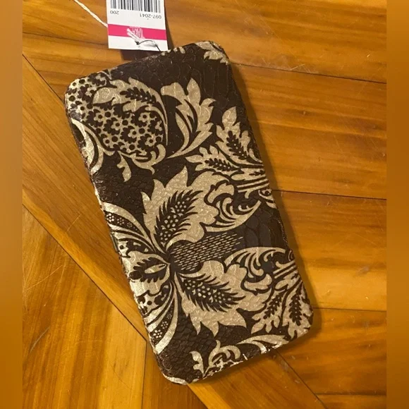 Hard Wallet NWT by Tiara, soft material lines the outside. Organizer cards, cash - Picture 2 of 8